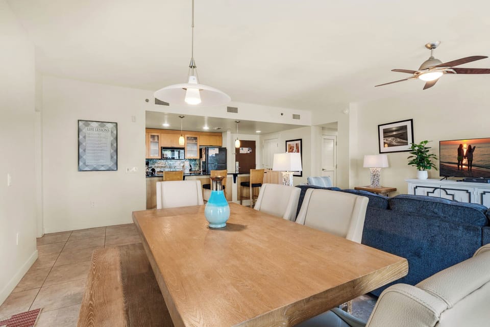 Dining to kitchen