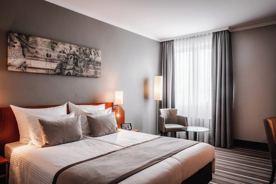 Comfort Room | In-room safe, desk, cribs (free), WiFi (free)