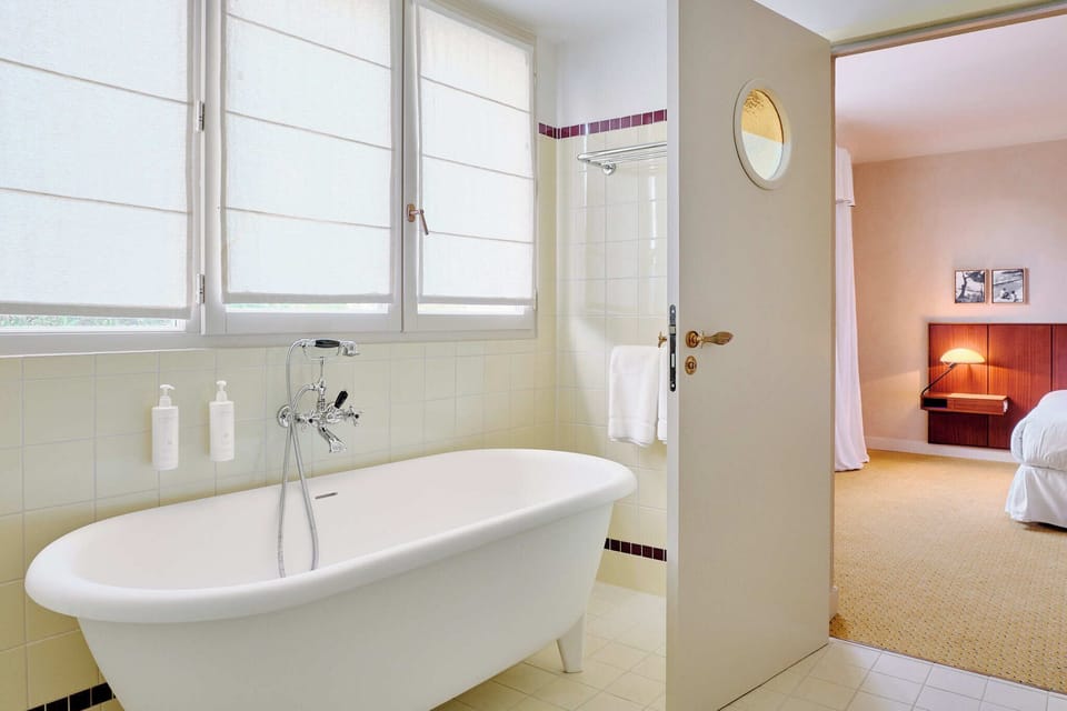 Comfort Room | Bathroom | Eco-friendly toiletries, hair dryer, bathrobes, towels