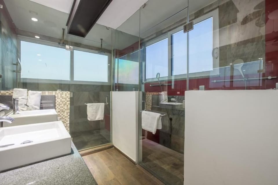 Luxury Studio Suite, 2 Bedrooms, Non Smoking | Bathroom | Bathtub, free toiletries, towels, soap