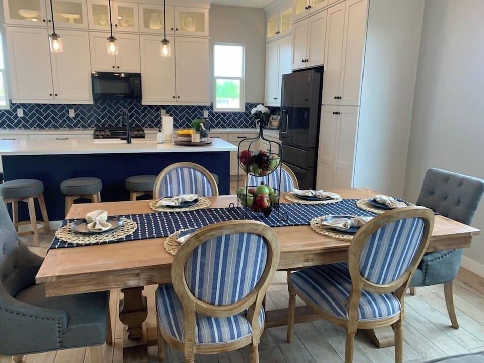 Dining room for six