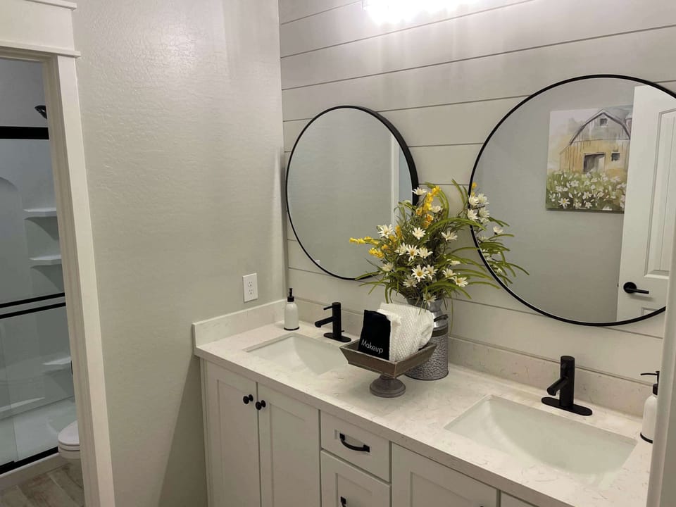 Guest bathroom - 2 sinks and separate shower/lavatory