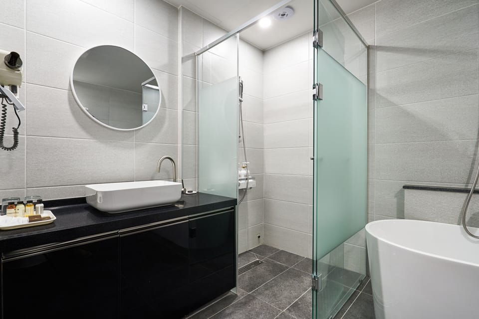 Standard Twin Room | Bathroom | Free toiletries, hair dryer, bathrobes, slippers