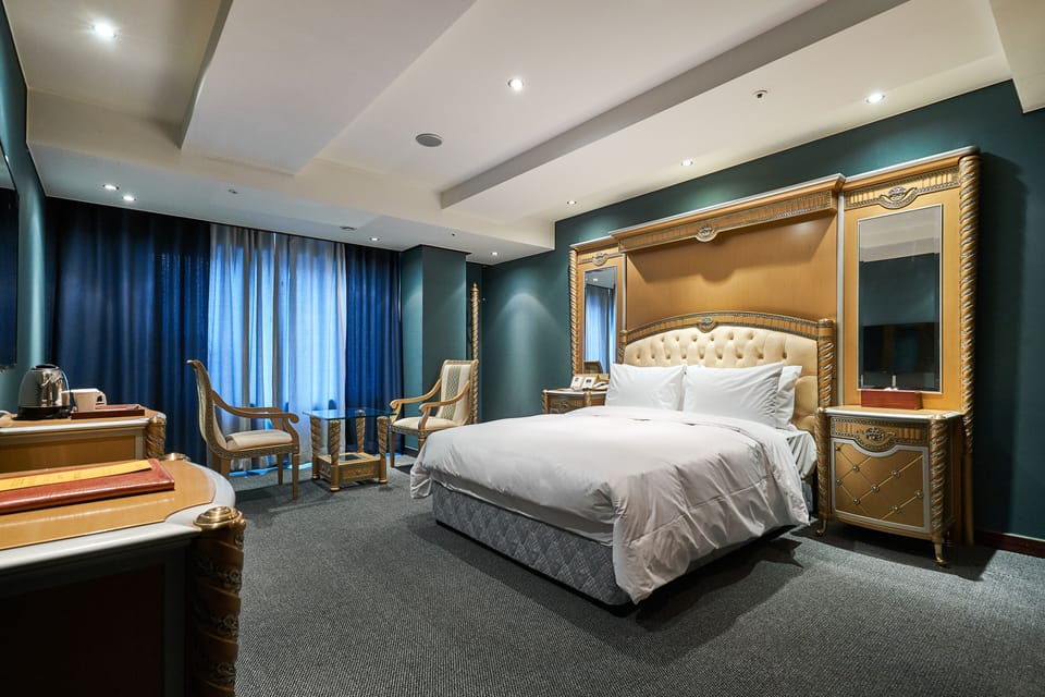 Premium bedding, down comforters, in-room safe, individually decorated