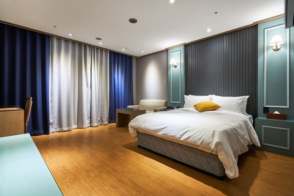 Double Room | Premium bedding, down comforters, in-room safe, individually decorated