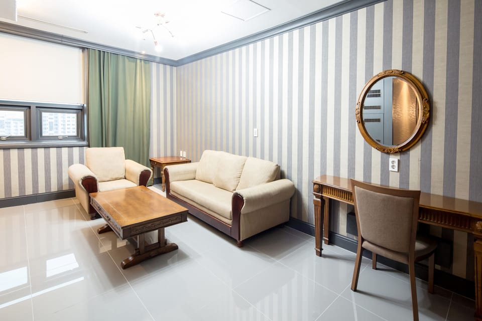 Royal Suite | Premium bedding, down comforters, in-room safe, individually decorated