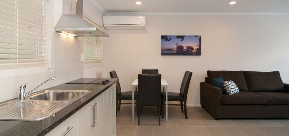 Garden Suite | Private kitchen | Fridge, microwave, stovetop, coffee/tea maker