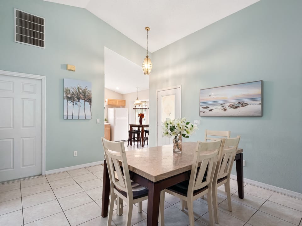 Spacious Dining Area with Dining Table Seating 6