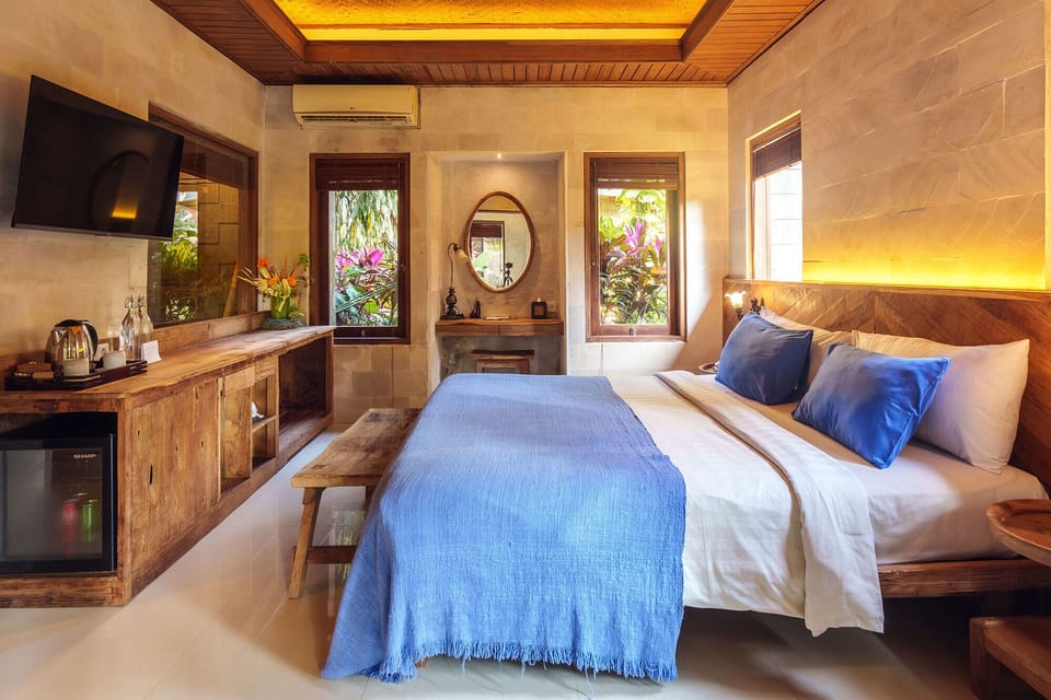 Family Room | Minibar, in-room safe, desk, blackout drapes