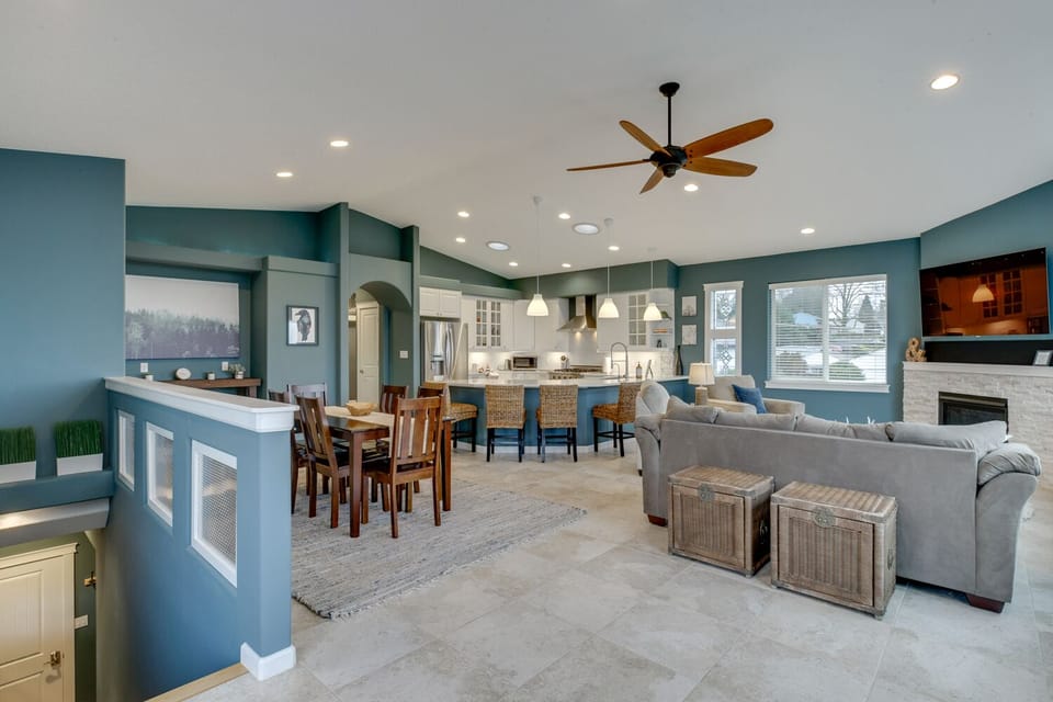 Access to the Living/dining are is via stairs