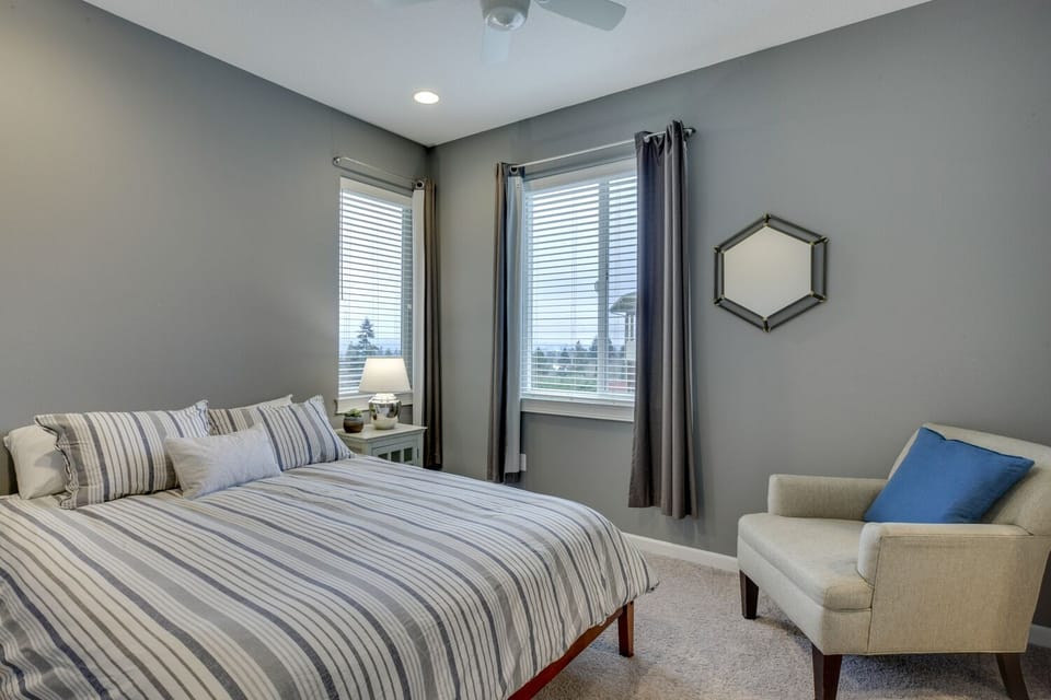 Second bedroom with queen bed