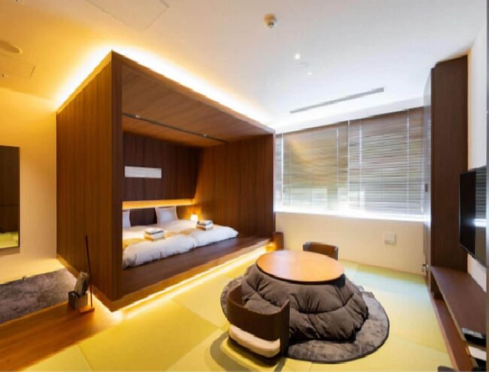 Premium Room, Non Smoking | Down comforters, in-room safe, blackout drapes, iron/ironing board