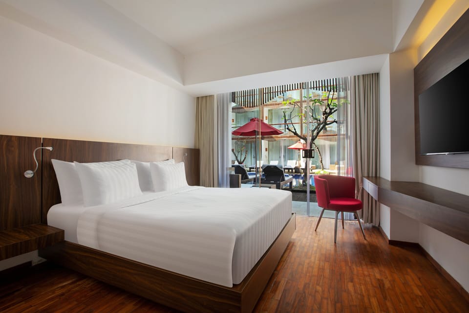 Pool Access Room | Minibar, in-room safe, desk, iron/ironing board