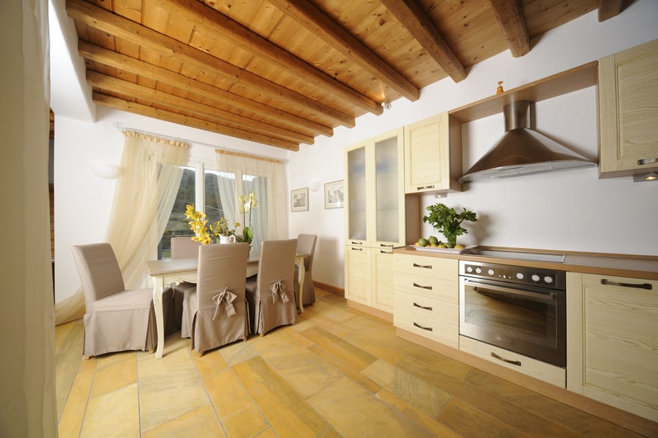 Fully equipped kitchen and dining table 