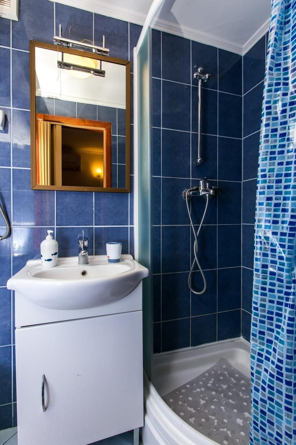 Double Room (Double Room) | Bathroom | Shower, towels