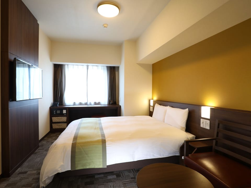 Down comforters, in-room safe, desk, soundproofing