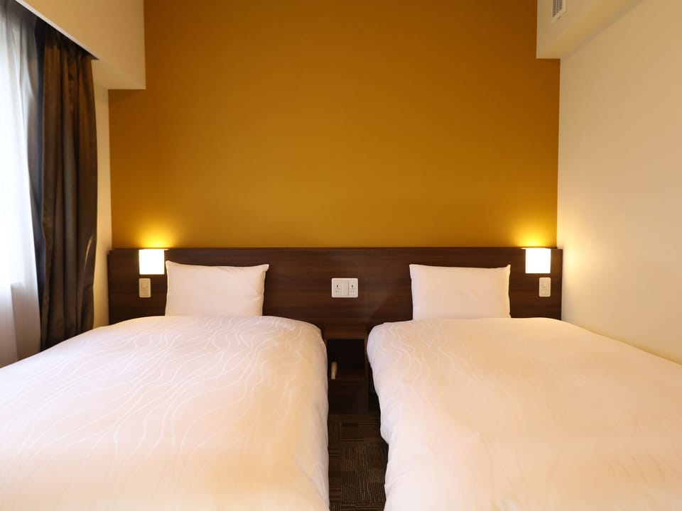 Down comforters, in-room safe, desk, soundproofing