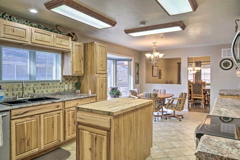 Fully Equipped Kitchen | Trash Bags/Paper Towels Provided