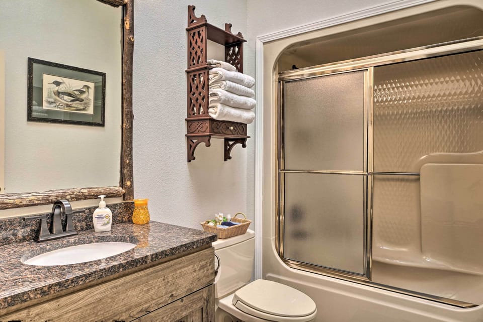 En-Suite Bathroom | Complimentary Toiletries