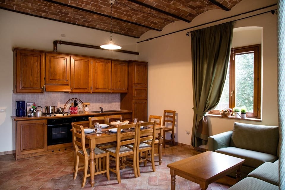 Full-size fridge, oven, stovetop, dishwasher