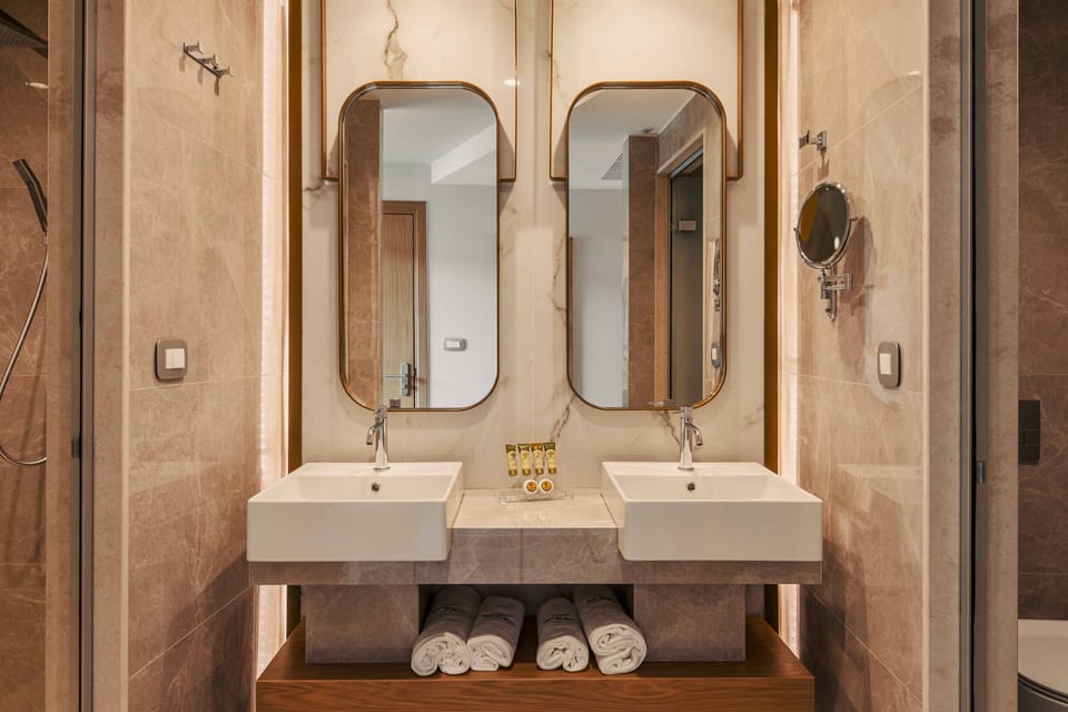 Luxury Room | Bathroom | Free toiletries, hair dryer, bathrobes, slippers