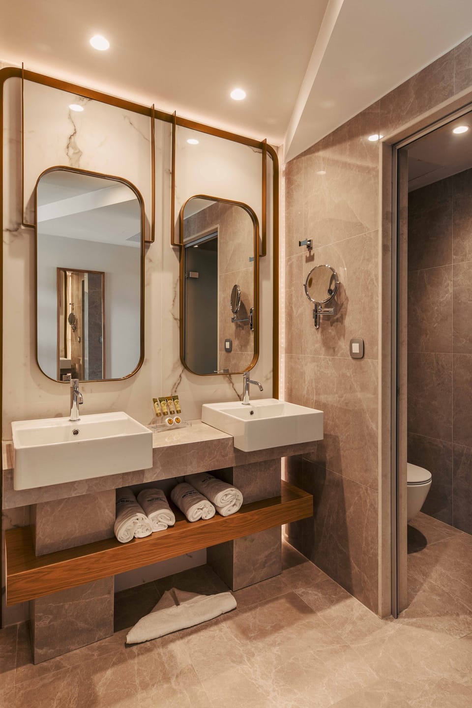 Luxury Room | Bathroom | Free toiletries, hair dryer, bathrobes, slippers