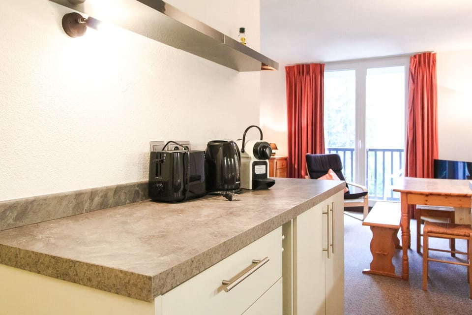 Kitchen equipped with coffee machine, Nespresso, kettle & toaster