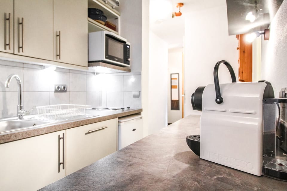 Kitchen with Nespresso, filter coffee machine, kettle and toaster