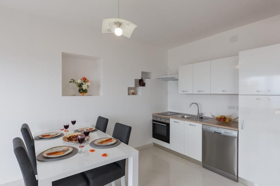 Apartment (One Bedroom Apartment with Terrace) | Dining room