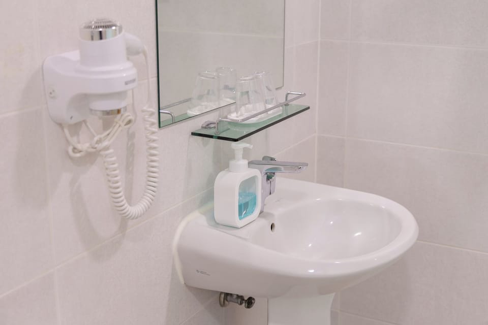 Superior Double Room | Bathroom | Hair dryer, bathrobes, bidet, towels