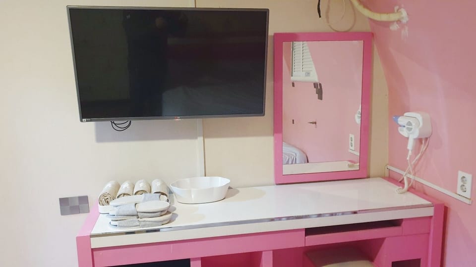 Family Room | Soundproofing, WiFi (free), bed sheets