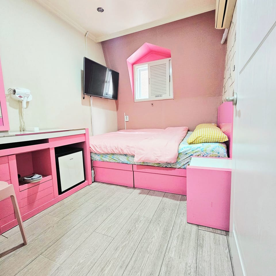 Single Room | Soundproofing, WiFi (free), bed sheets