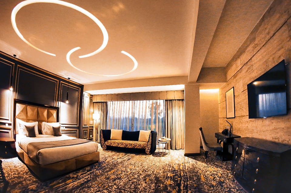 Business Room, 1 Double Bed, Non Smoking (with Extra Bed) | Minibar, in-room safe, individually decorated, desk
