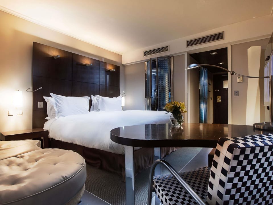 Luxury Room, 1 King Bed, Club Lounge Access, City View | Premium bedding, minibar, in-room safe, desk