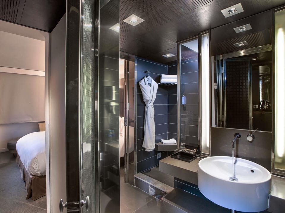 Luxury Room, 1 King Bed, Club Lounge Access, City View | Premium bedding, minibar, in-room safe, desk