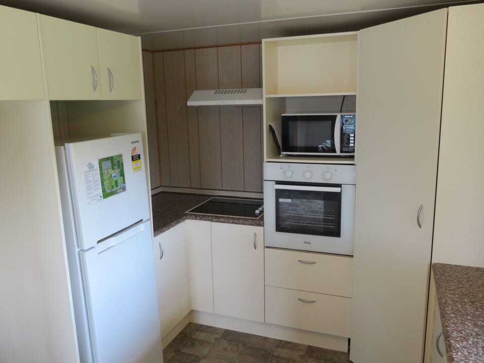 Sandy Motel 3 Bedroom Unit | Television