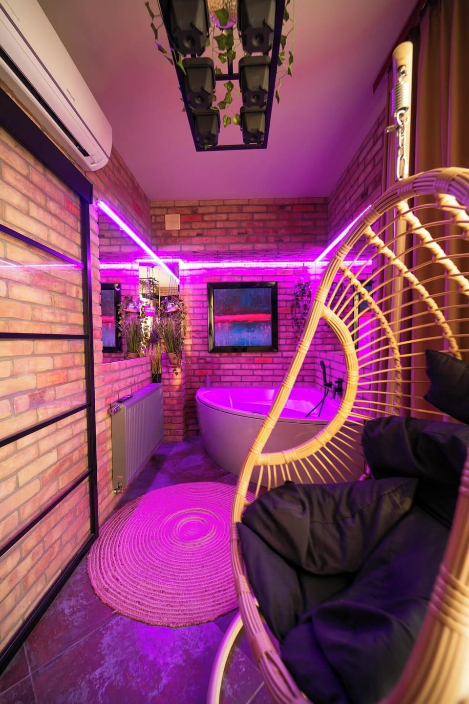 Deluxe Suite, 1 Bedroom | Premium bedding, desk, soundproofing, iron/ironing board
