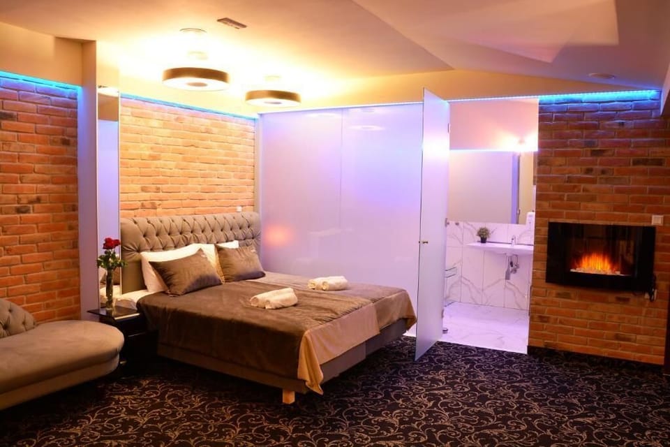 Comfort Apartment (with jacuzzi) | Premium bedding, desk, soundproofing, iron/ironing board