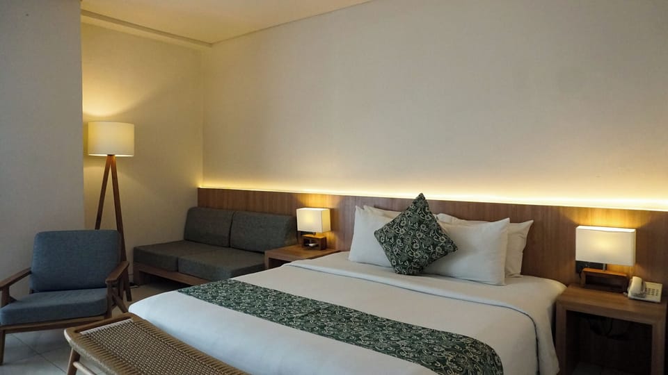 Deluxe Suite Room | Minibar, desk, laptop workspace, iron/ironing board