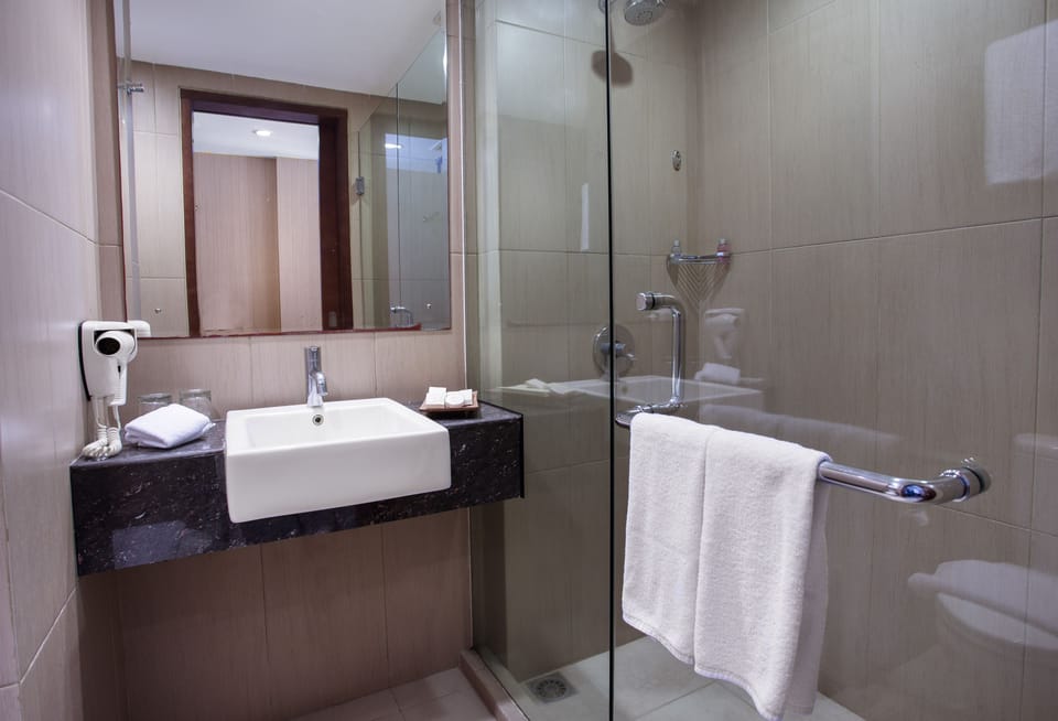 Shower, rainfall showerhead, free toiletries, hair dryer