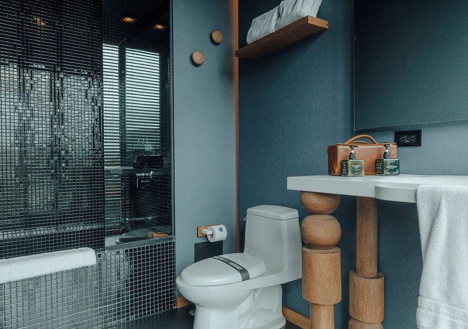 Superior Suite 2XL | Bathroom | Shower, hair dryer, towels, soap