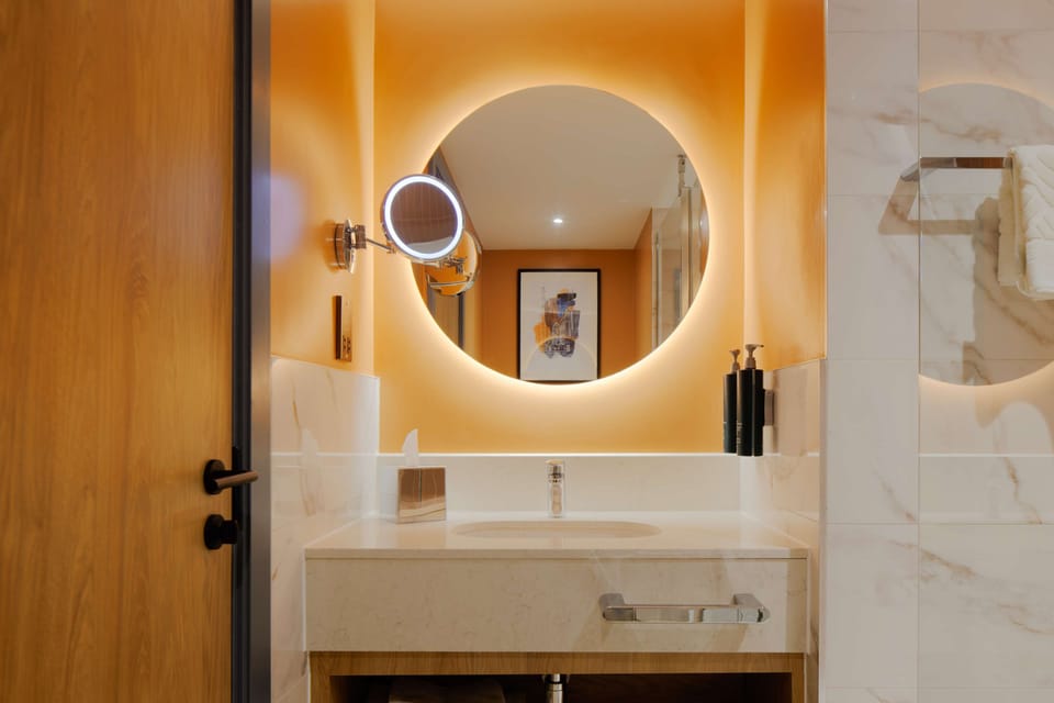 Combined shower/tub, free toiletries, hair dryer, towels