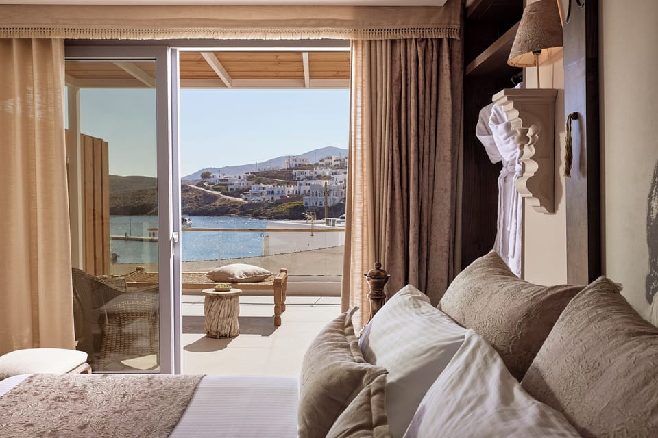 Signature Suite with Sea View & Hot Tub | Minibar, blackout drapes, free WiFi, bed sheets