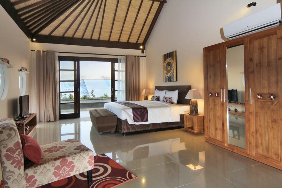 Premium bedding, in-room safe, desk, free WiFi