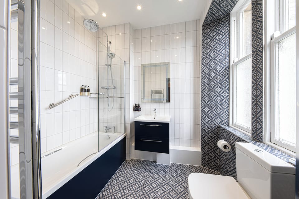Double Room with Valley View | Bathroom | Combined shower/tub, free toiletries, hair dryer, towels