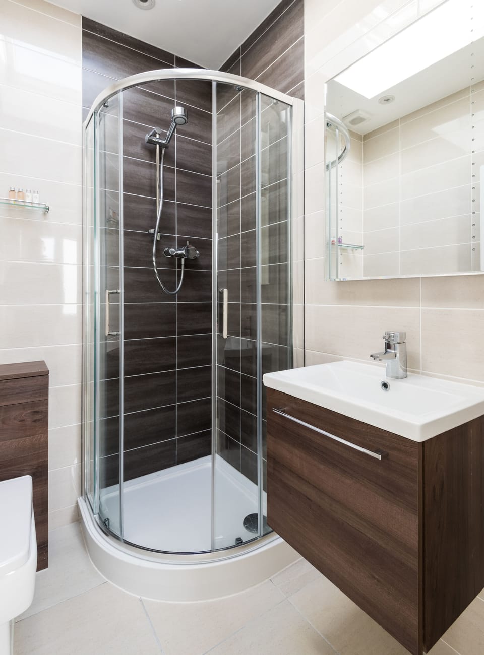 One Bedroom Lodge | Bathroom shower