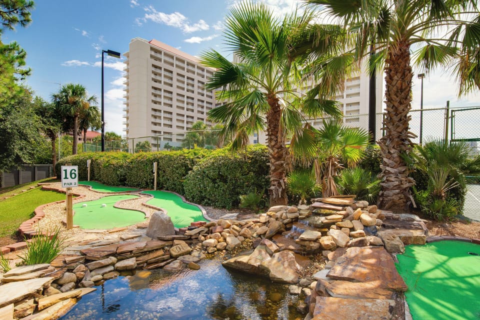 Mini Golf at Tops'l