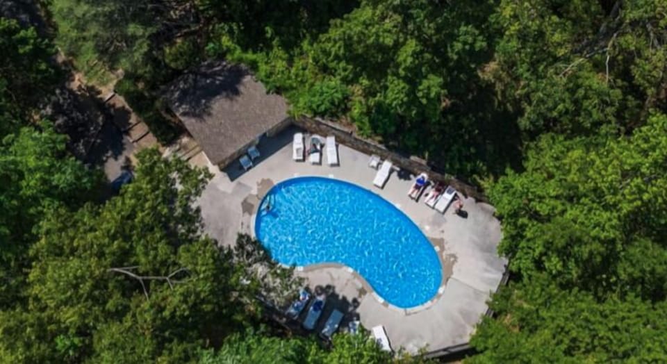 Lil' Bit Of Heaven Pool Just 1/2 Mile from the House