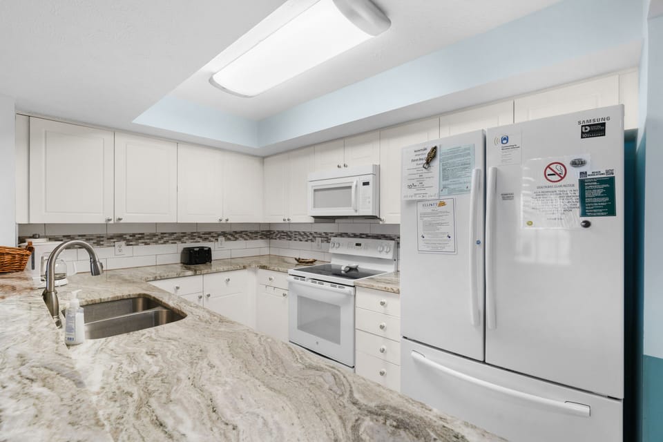 Fully equipped kitchen & plenty of counter space to help make meal prep a snap.
