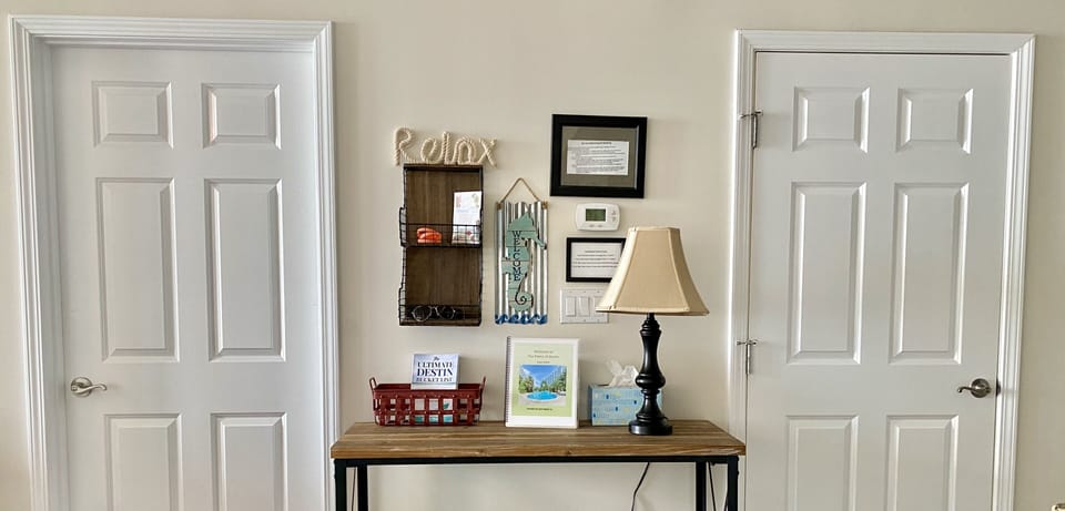 Welcome table complete with the Ultimate Guide to Destin!